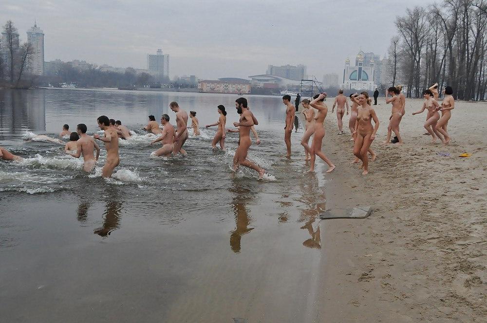 25P Nudist winter cold
