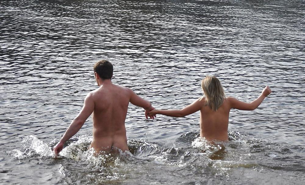 25P Nudist winter cold