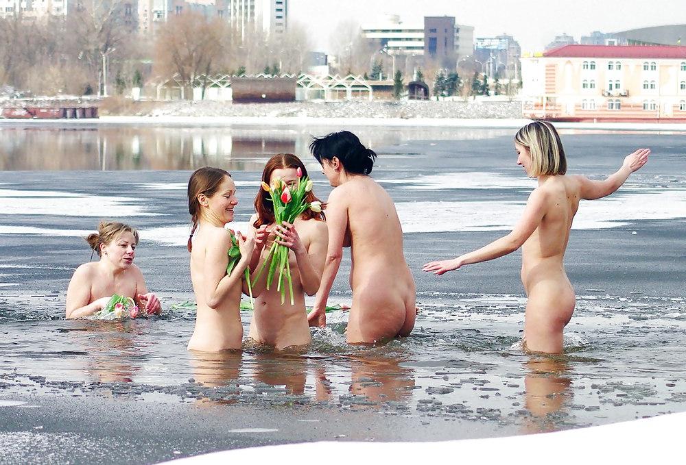 25P Nudist winter cold