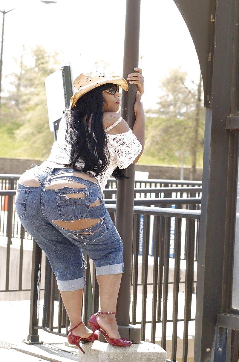 25P Curvy Beauties 30 Clothed Edition
