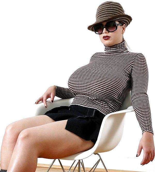 25P Curvy Beauties 30 Clothed Edition