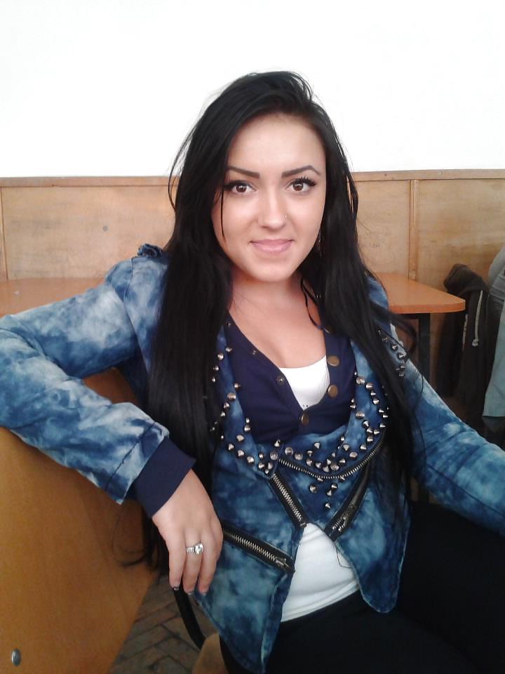11P Romanian girl: dorina