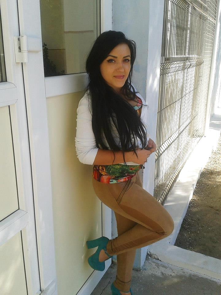 11P Romanian girl: dorina