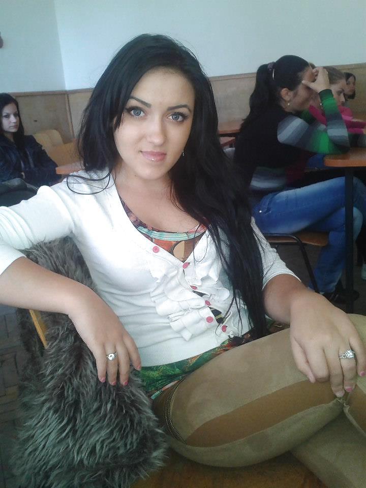 11P Romanian girl: dorina