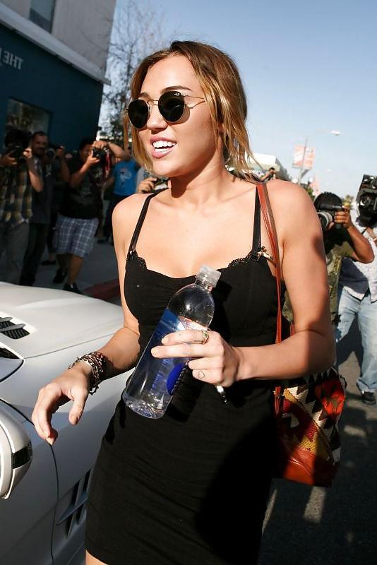 23P Miley Cyrus Upskirt 