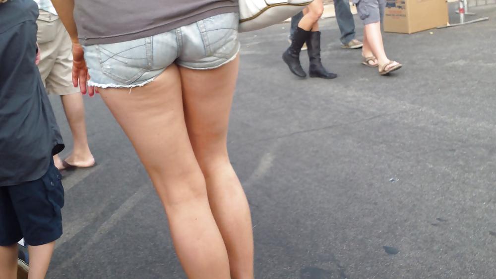 20P Tight ass & butt cheeks in short jeans 