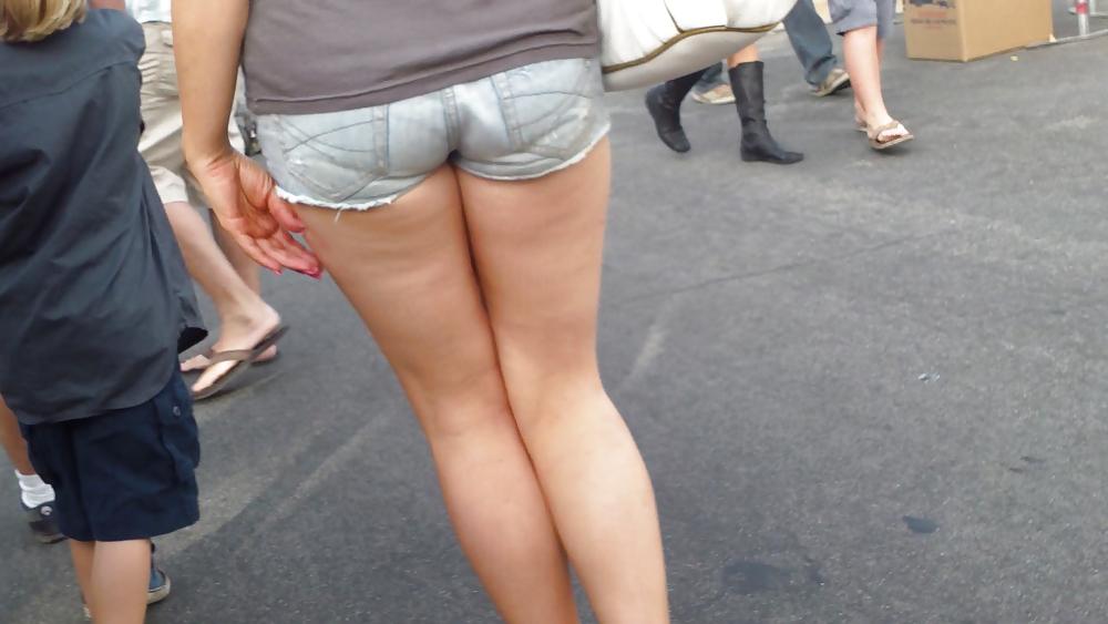 20P Tight ass & butt cheeks in short jeans 