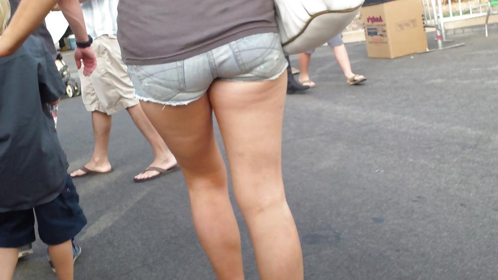 20P Tight ass & butt cheeks in short jeans 