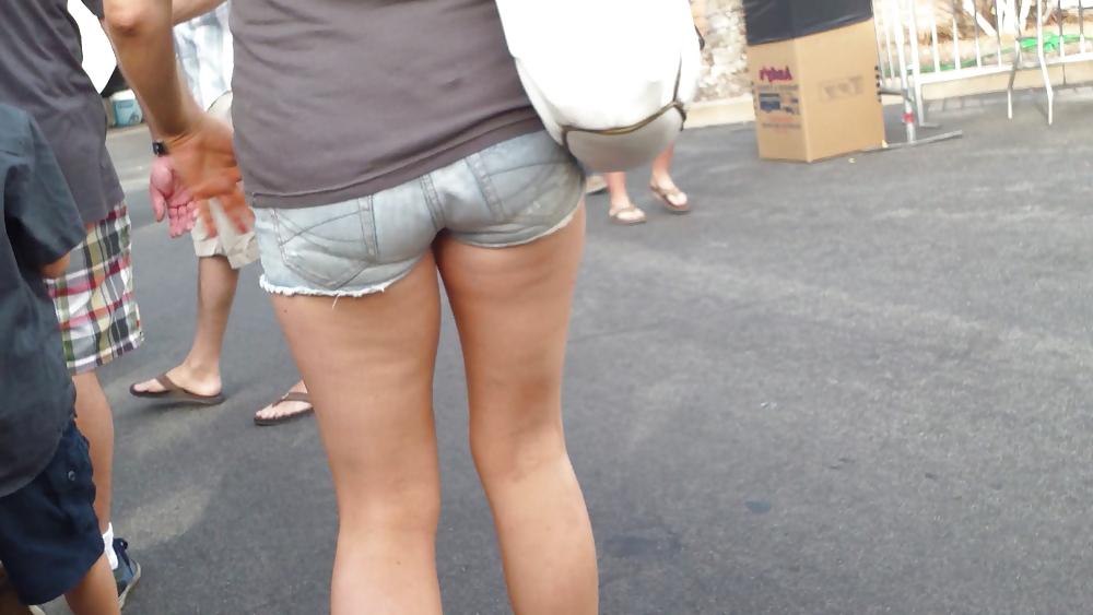 20P Tight ass & butt cheeks in short jeans 