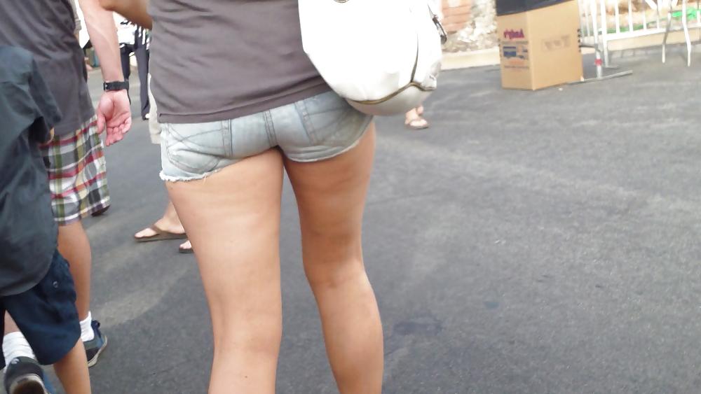 20P Tight ass & butt cheeks in short jeans 