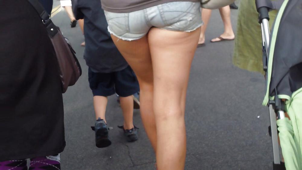 20P Tight ass & butt cheeks in short jeans 