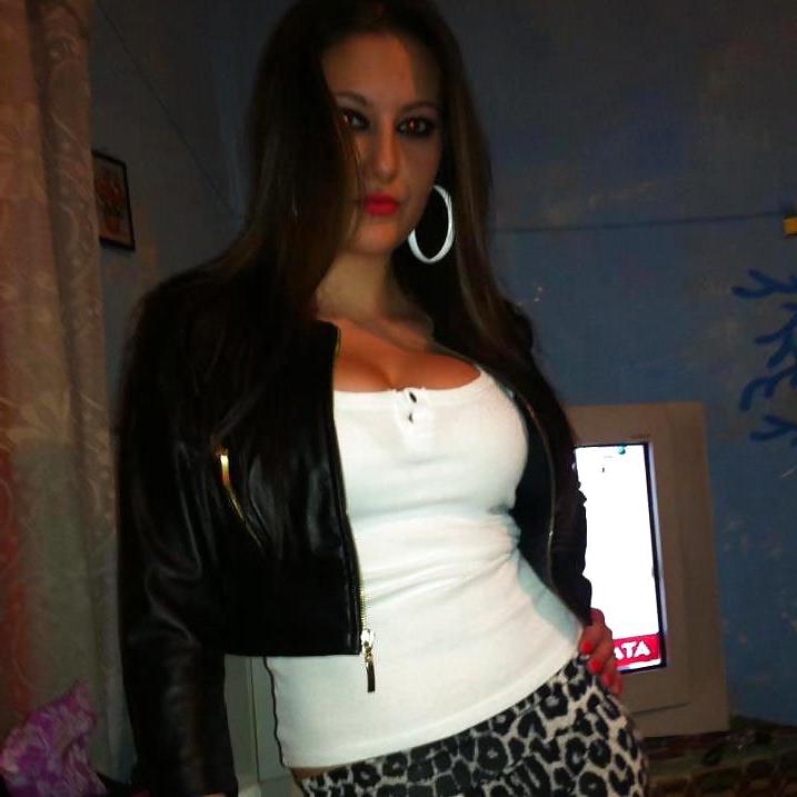 8P Romanian girl: simona