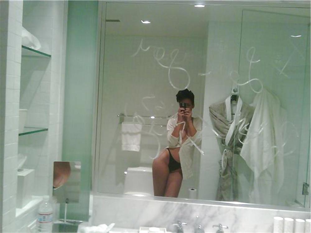 7P Rihanna NACKT