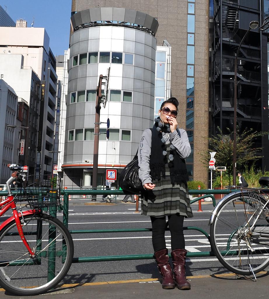 25P Smoking 011 - Asian Candids (Mostly Japanese)