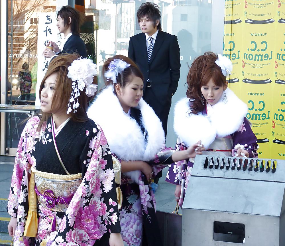 25P Smoking 011 - Asian Candids (Mostly Japanese)