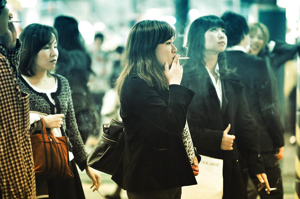 25P Smoking 011 - Asian Candids (Mostly Japanese)