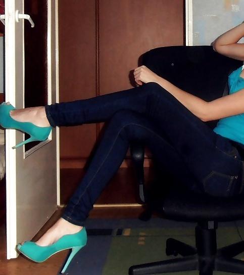 25P Legs, high heels, lots of photos 3