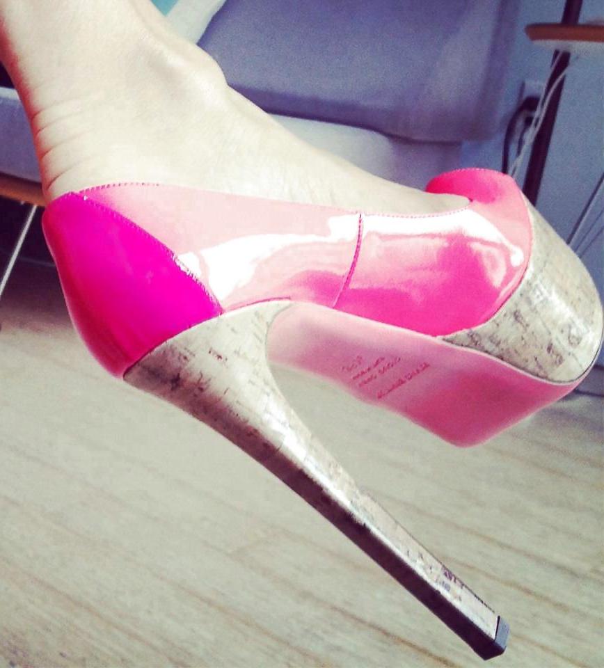 25P Legs, high heels, lots of photos 3
