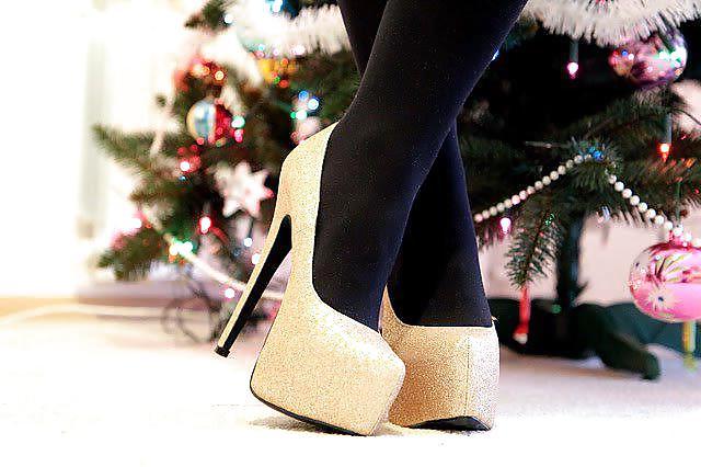25P Legs, high heels, lots of photos 3