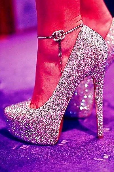 25P Legs, high heels, lots of photos 3
