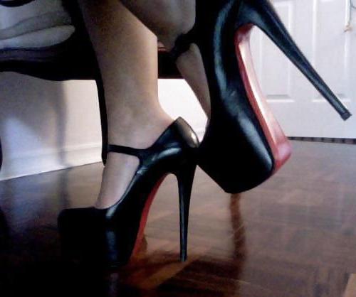 25P Legs, high heels, lots of photos 3
