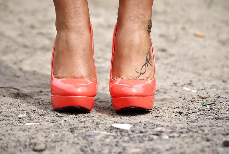 25P Legs, high heels, lots of photos 3