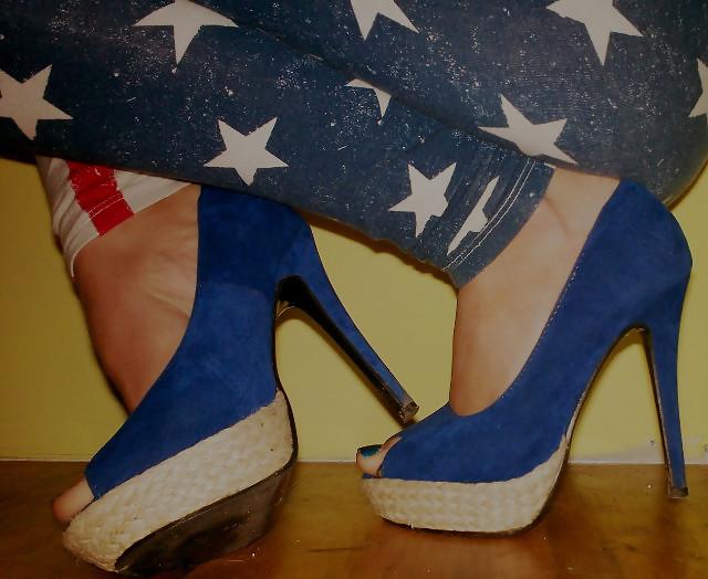 25P Legs, high heels, lots of photos 3