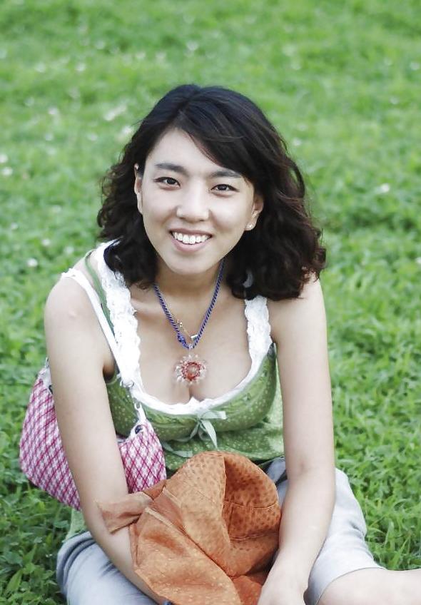 25P Would you stick your dick in this asian sextoy? 