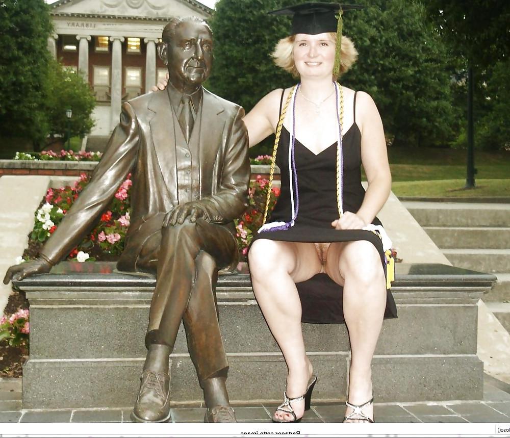 20P Upskirt no panties