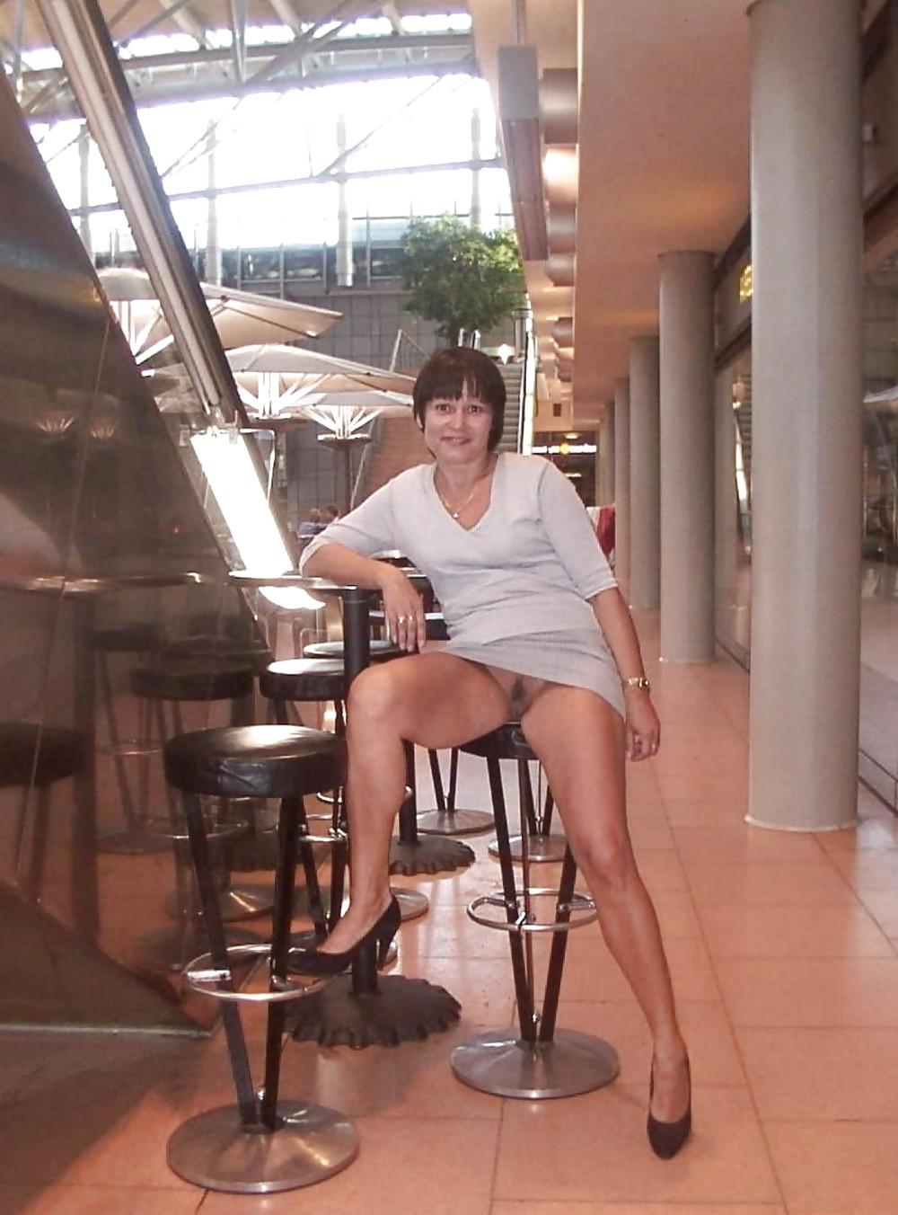 20P Upskirt no panties