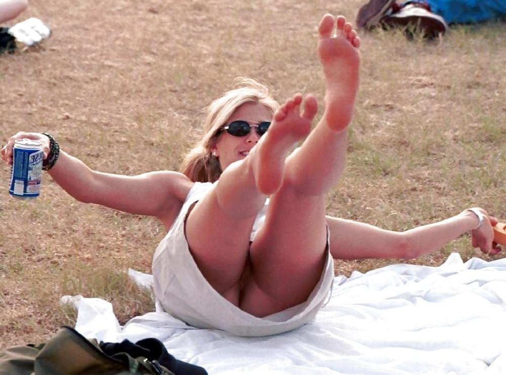 20P Upskirt no panties