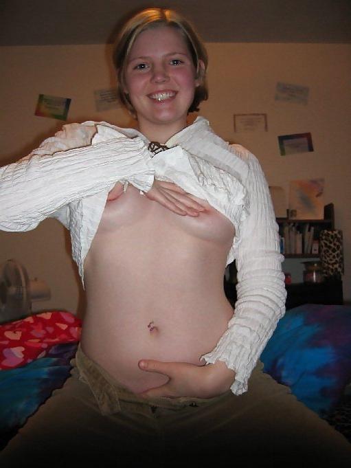 12P Amateur blonde fingering herself
