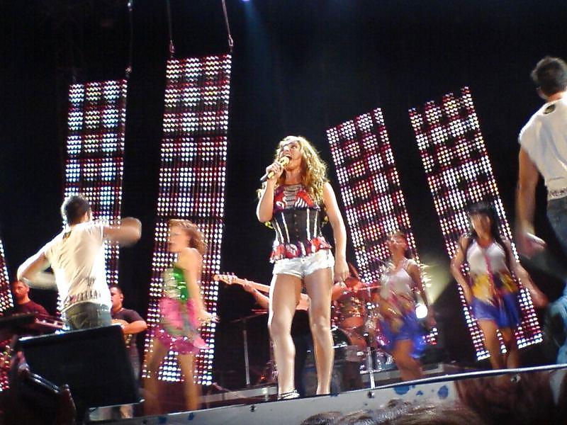 25P Greek celebs on stage