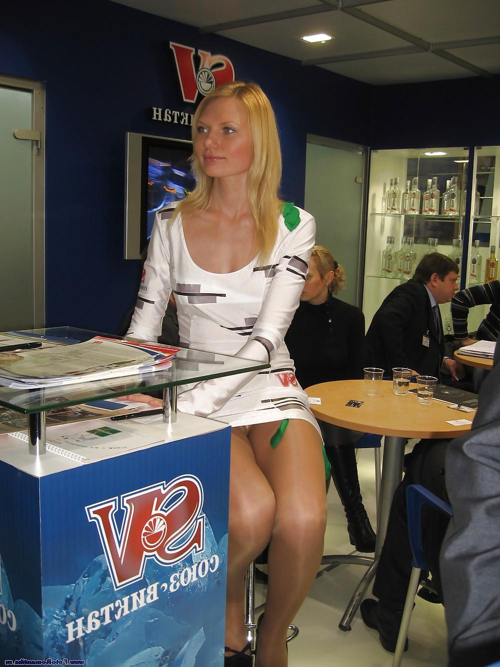 25P Pantyhose upskirts