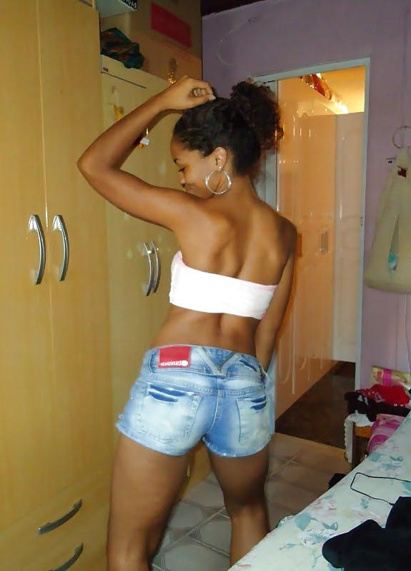 25P Babes in slums of Rio.