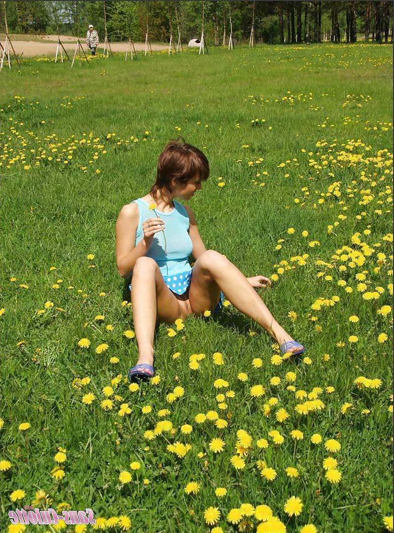 25P Höschenloser Upskirt