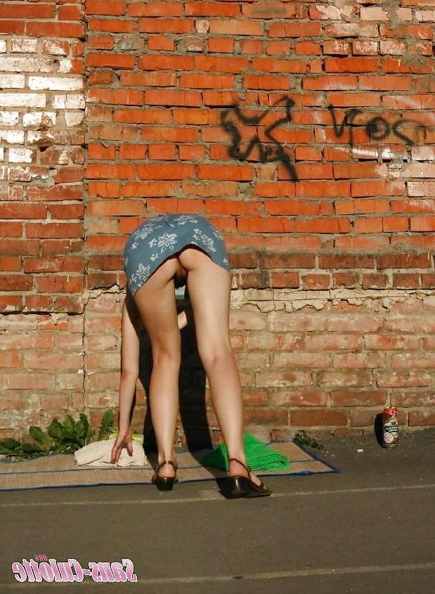 25P Höschenloser Upskirt