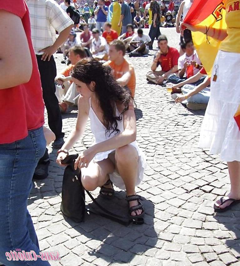 25P Höschenloser Upskirt
