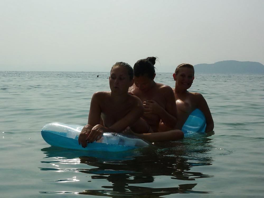 24P Wild vacation girls