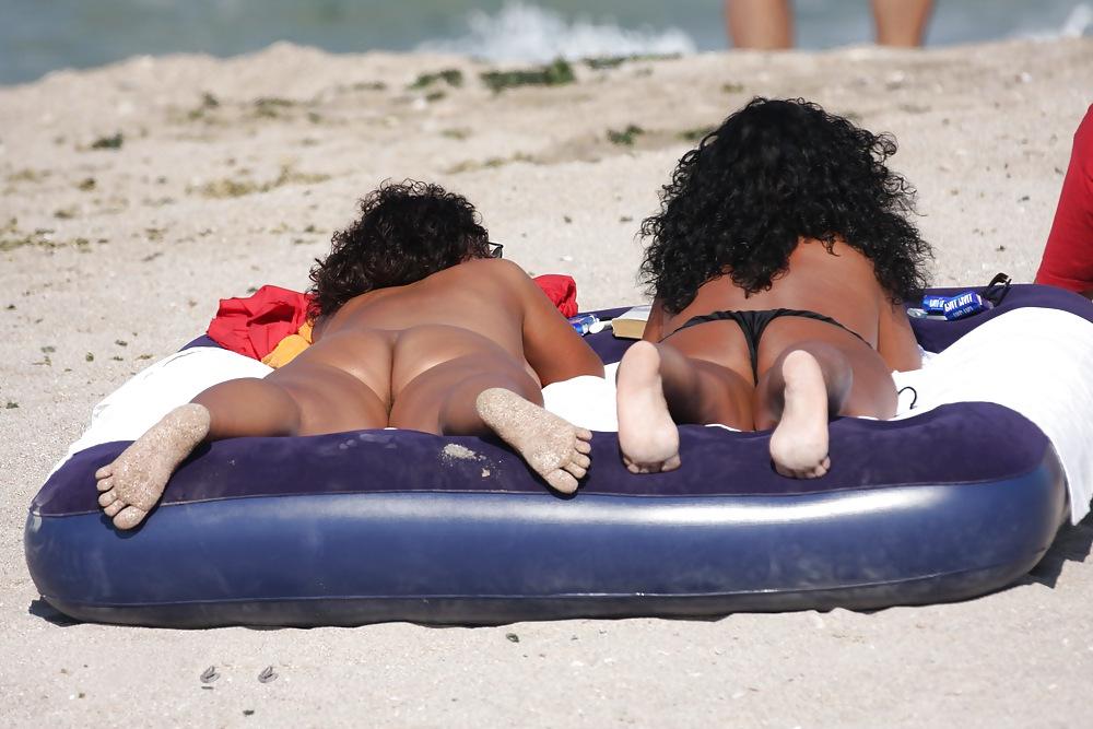 10P Beach Voyeur