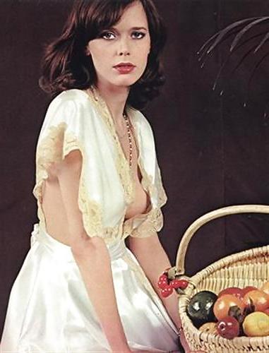 10P Hot Movie 25 :  EMMANNUELLE (1974)
