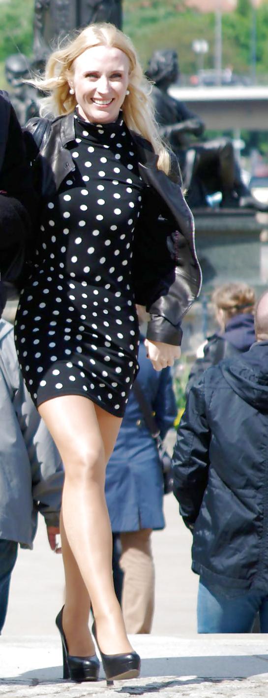 25P In The Streets 099 - Sexy Lady Wearing The Dots