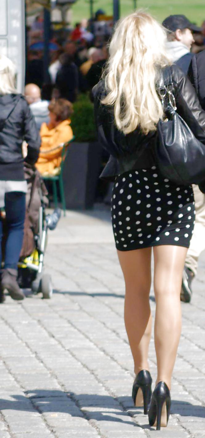 25P In The Streets 099 - Sexy Lady Wearing The Dots