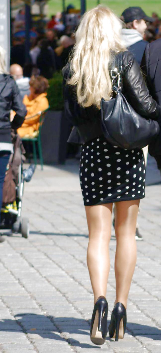 25P In The Streets 099 - Sexy Lady Wearing The Dots