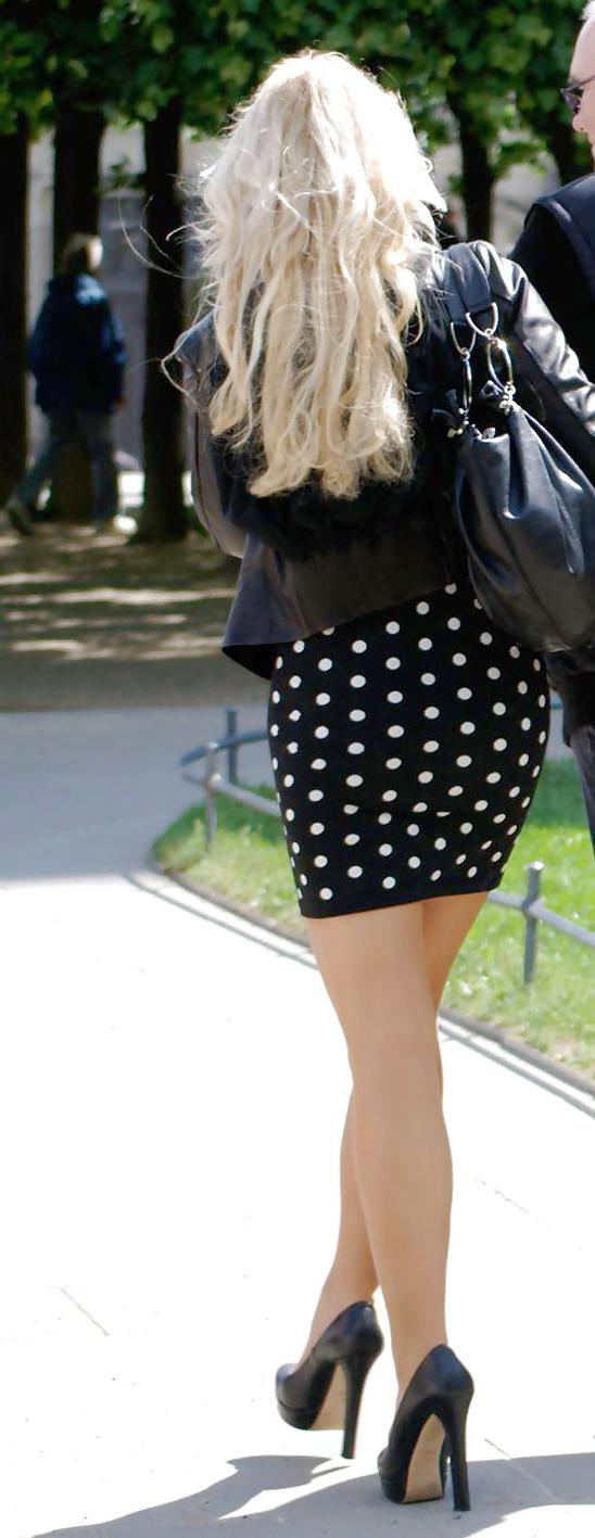 25P In The Streets 099 - Sexy Lady Wearing The Dots