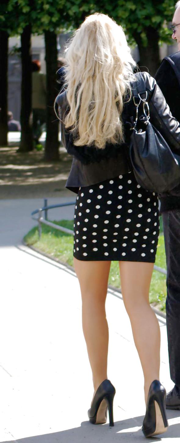 25P In The Streets 099 - Sexy Lady Wearing The Dots