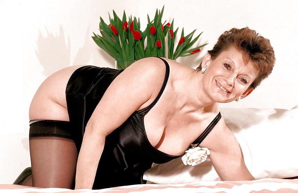 21P Hairy Granny With Stockings