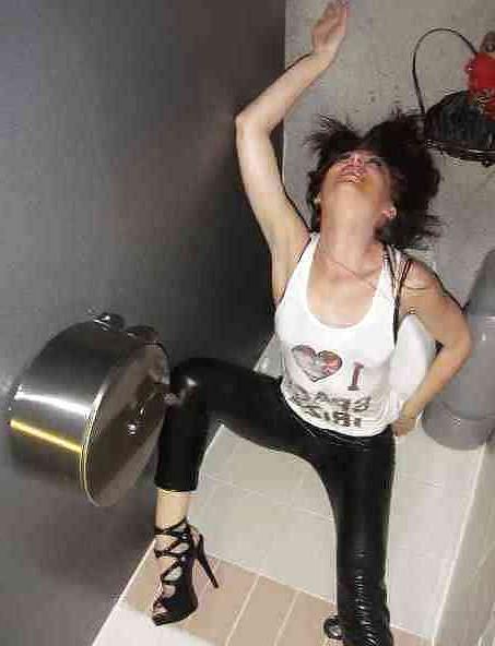 25P Facebook sluts in hot leggings!