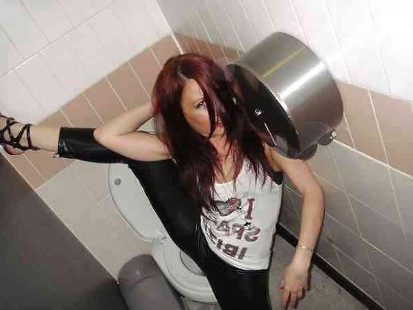 25P Facebook sluts in hot leggings!