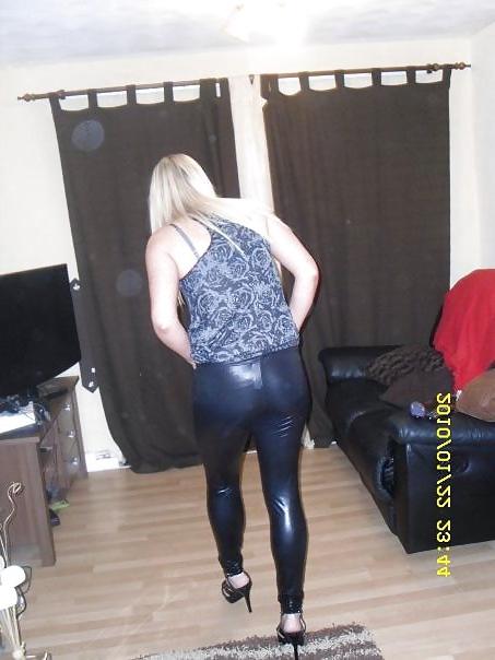 25P Facebook sluts in hot leggings!